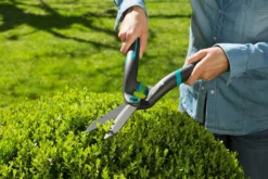 GARDENA PrecisionCut Heggenschaar 5 GARDENA PrecisionCut Heggenschaar -Tuincentrum Coppelmans gardena precisioncut heggenschaar 1500x1000 640af7caf009e l